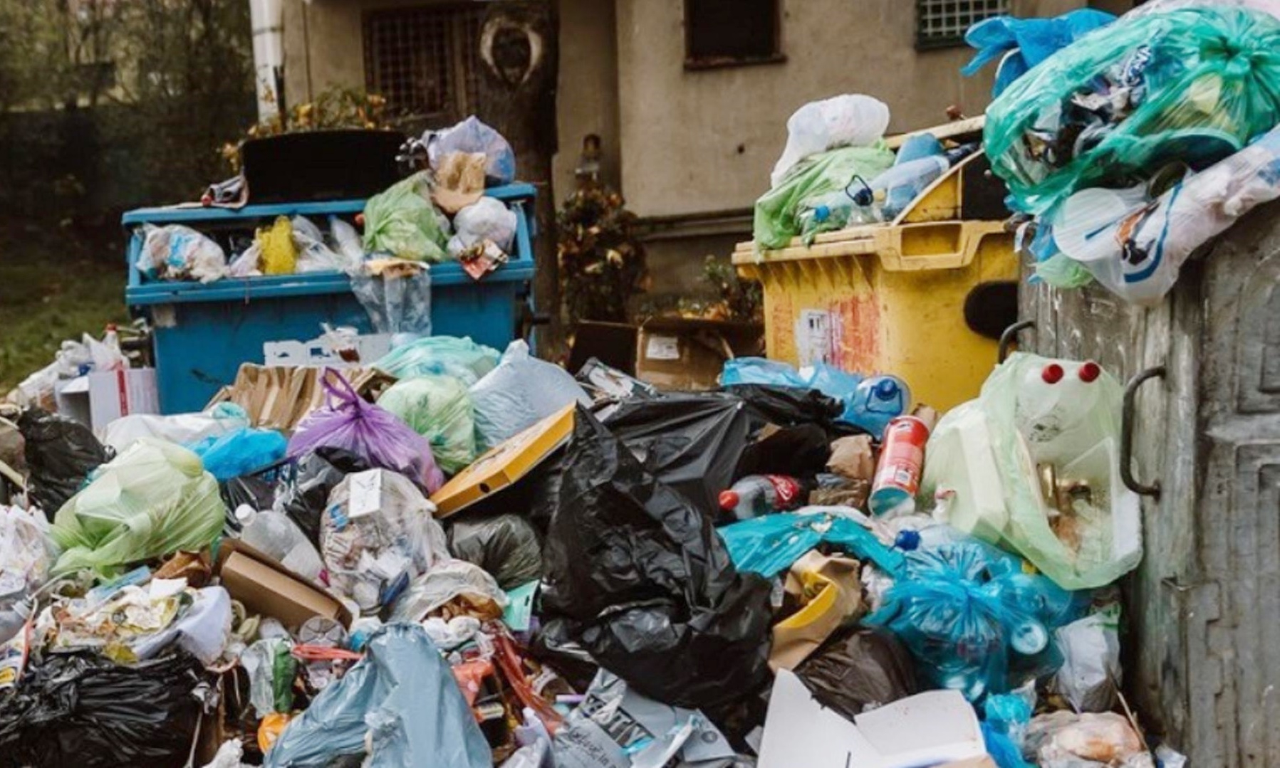 Brăila pute! Firma de salubritate nu mai ridică gunoiul