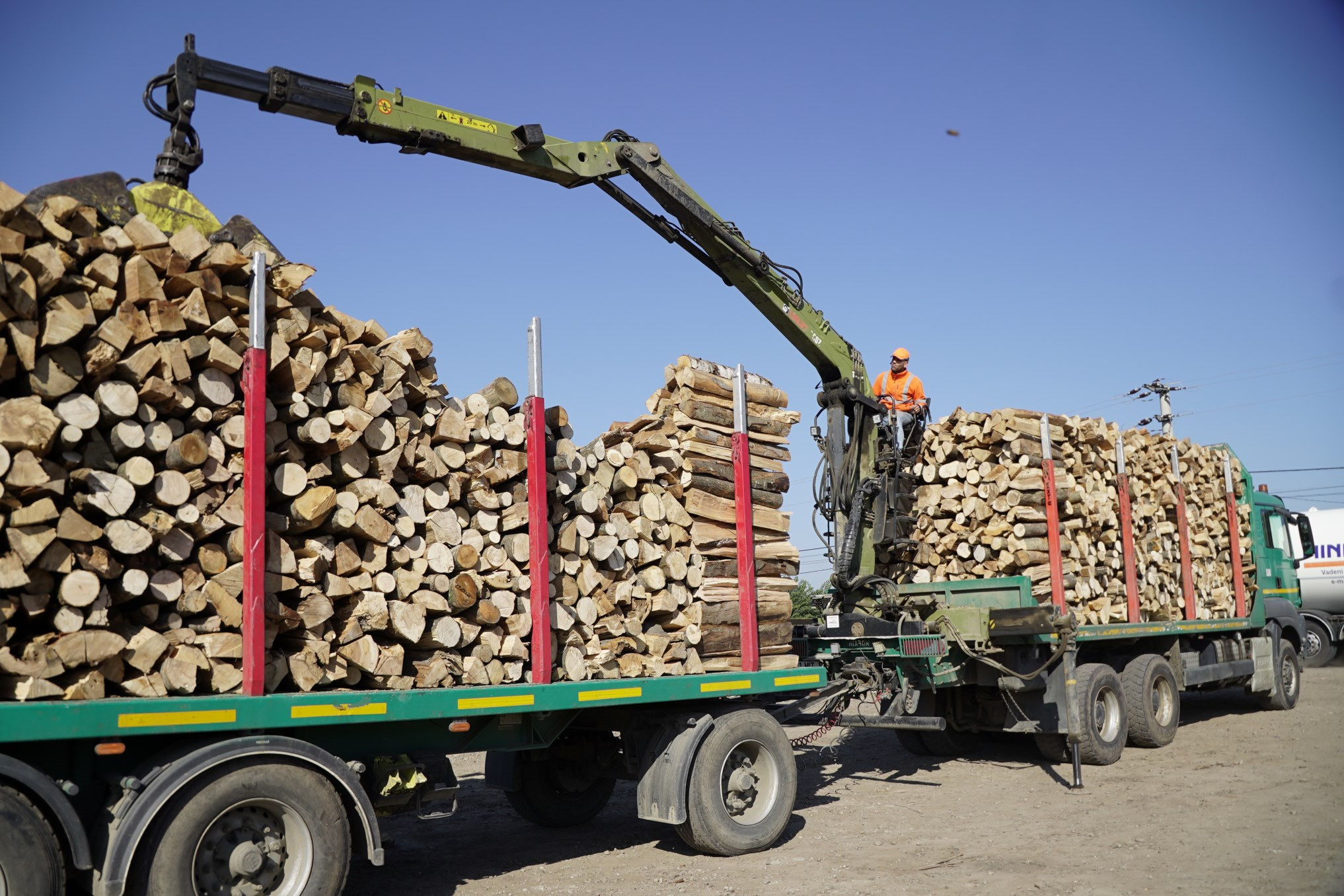 Noi transporturi de lemne pentru sinistraţii din judeţul Galaţi