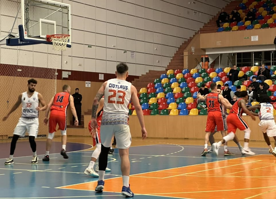 Baschetbaliştii de la CSM Galați au pierdut în faţa liderului