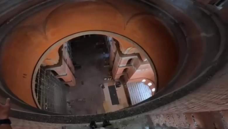 Salt cu parașuta în interiorul Catedralei Neamului