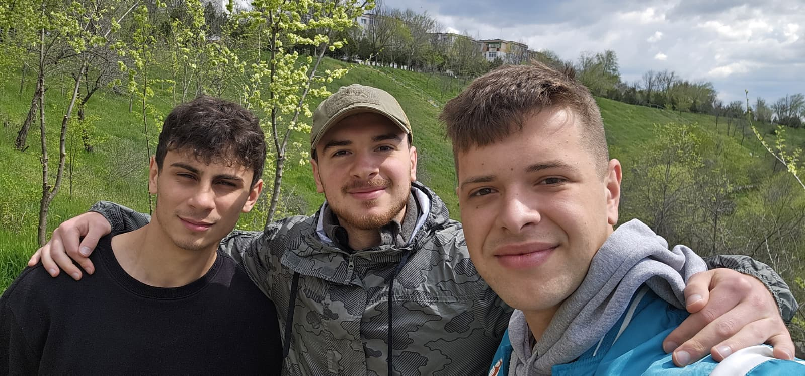 Trei prieteni au curăţat un parc din Galaţi, înainte de Paşti