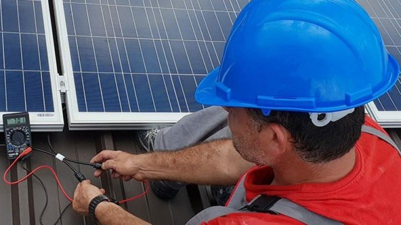 "Micii" producători de energie, compensați pentru ceea ce livrează în rețea