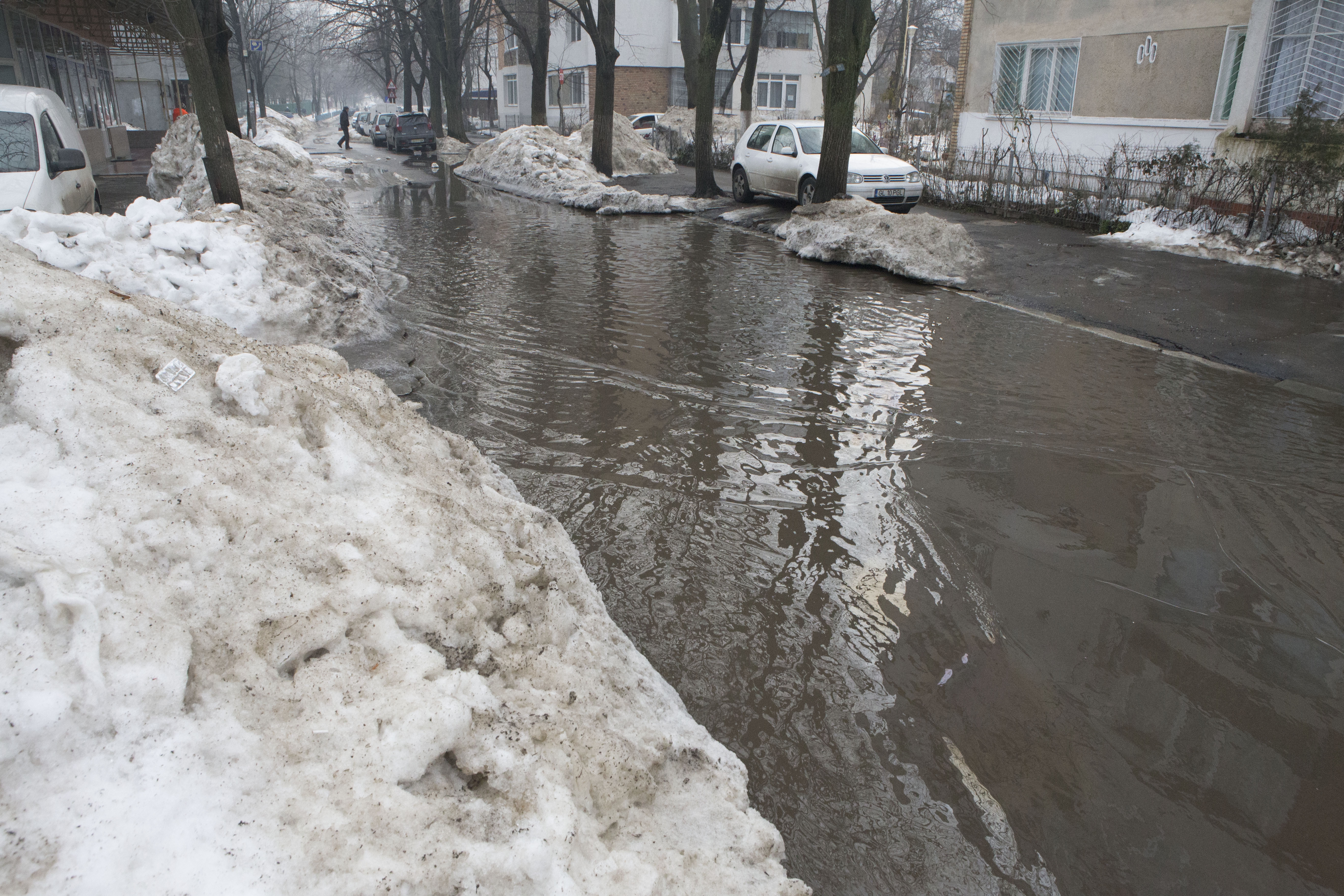 „Viaţa liberă”, în cartierul tău/ Micro 17, periferia de sub ape (GALERIE FOTO)