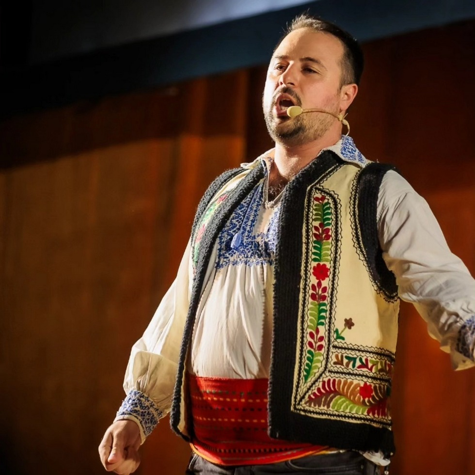 Un tenor albanez, într-un rol din opereta românească "Ana Lugojana". Portret Gjergji Mani