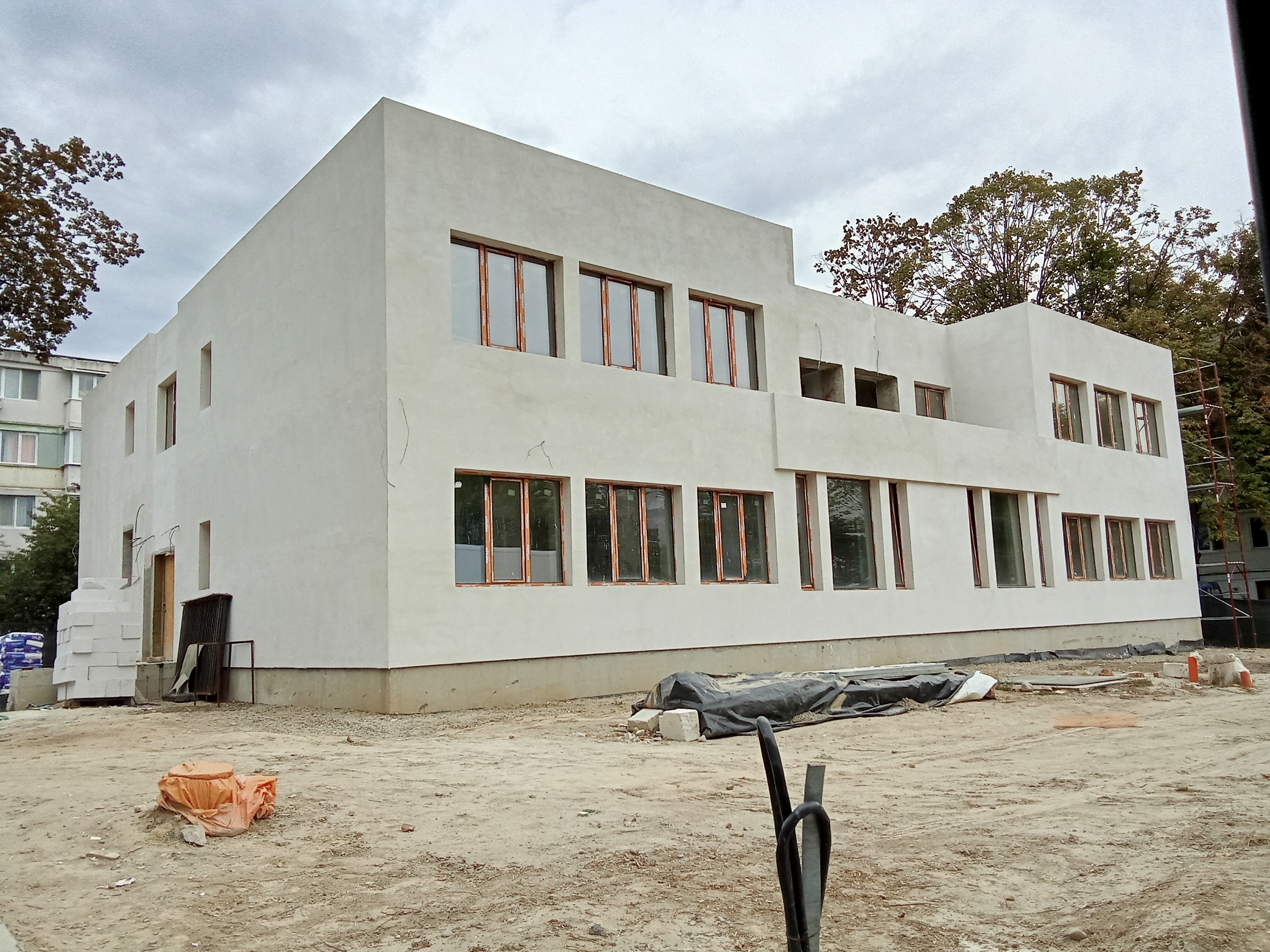 Culcușul boschetarilor devine creșă pentru micuții urbei (FOTO)