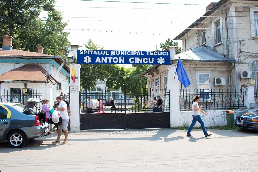 După ce şi-au PIERDUT BEBELUȘII, două mame îi aduc ACUZAȚII GRAVE unui medic