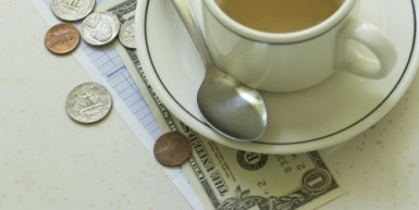 Patronatele din turism cer introducerea unei "taxe pe bacşiş" de 16 la sută