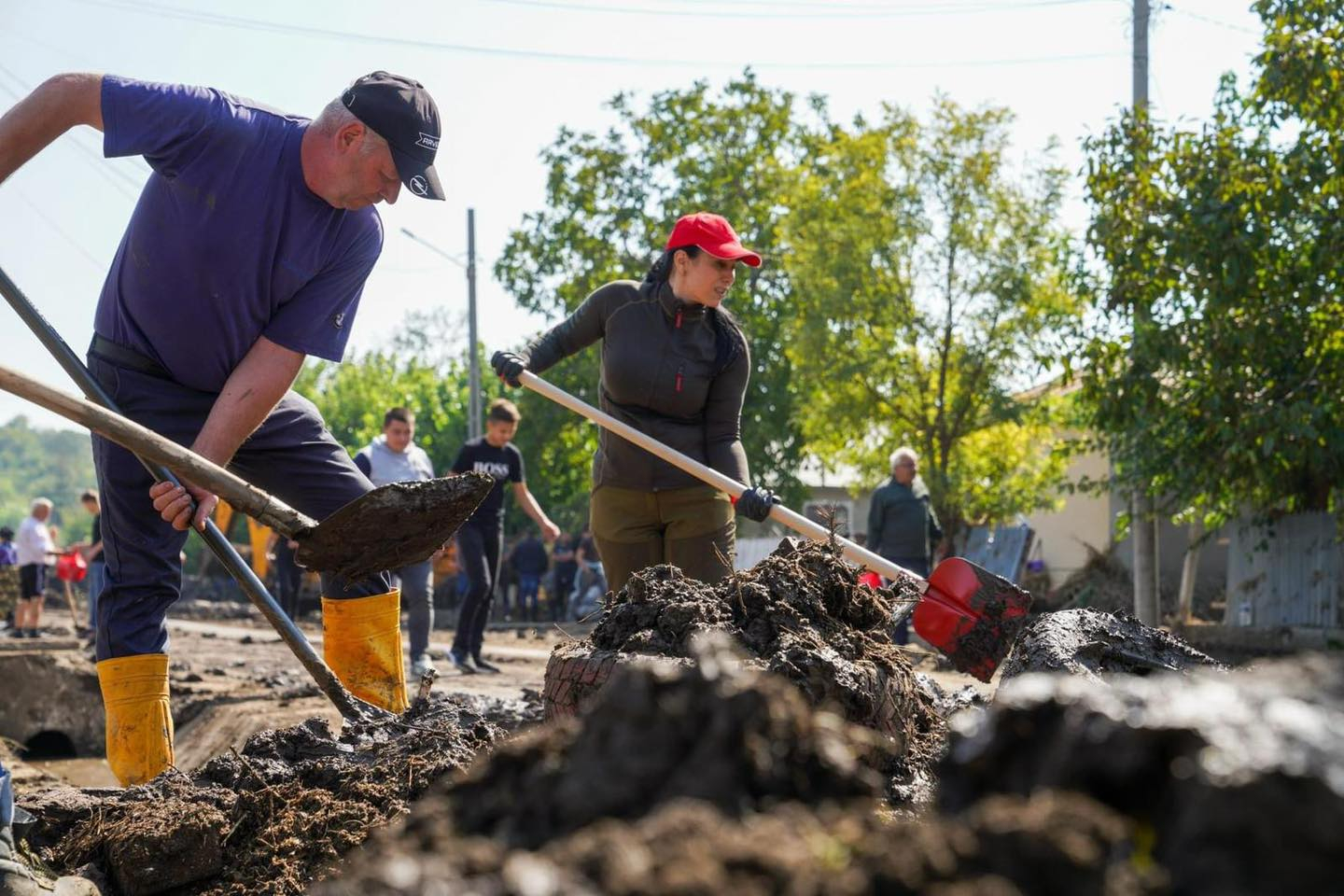 Primii funcționari publici dintr-un minister, voluntari după inundații