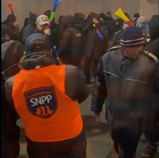 Miting în fața pușcăriei. Polițiștii de la Penitenciarul Galați au refuzat să intre în primul schimb