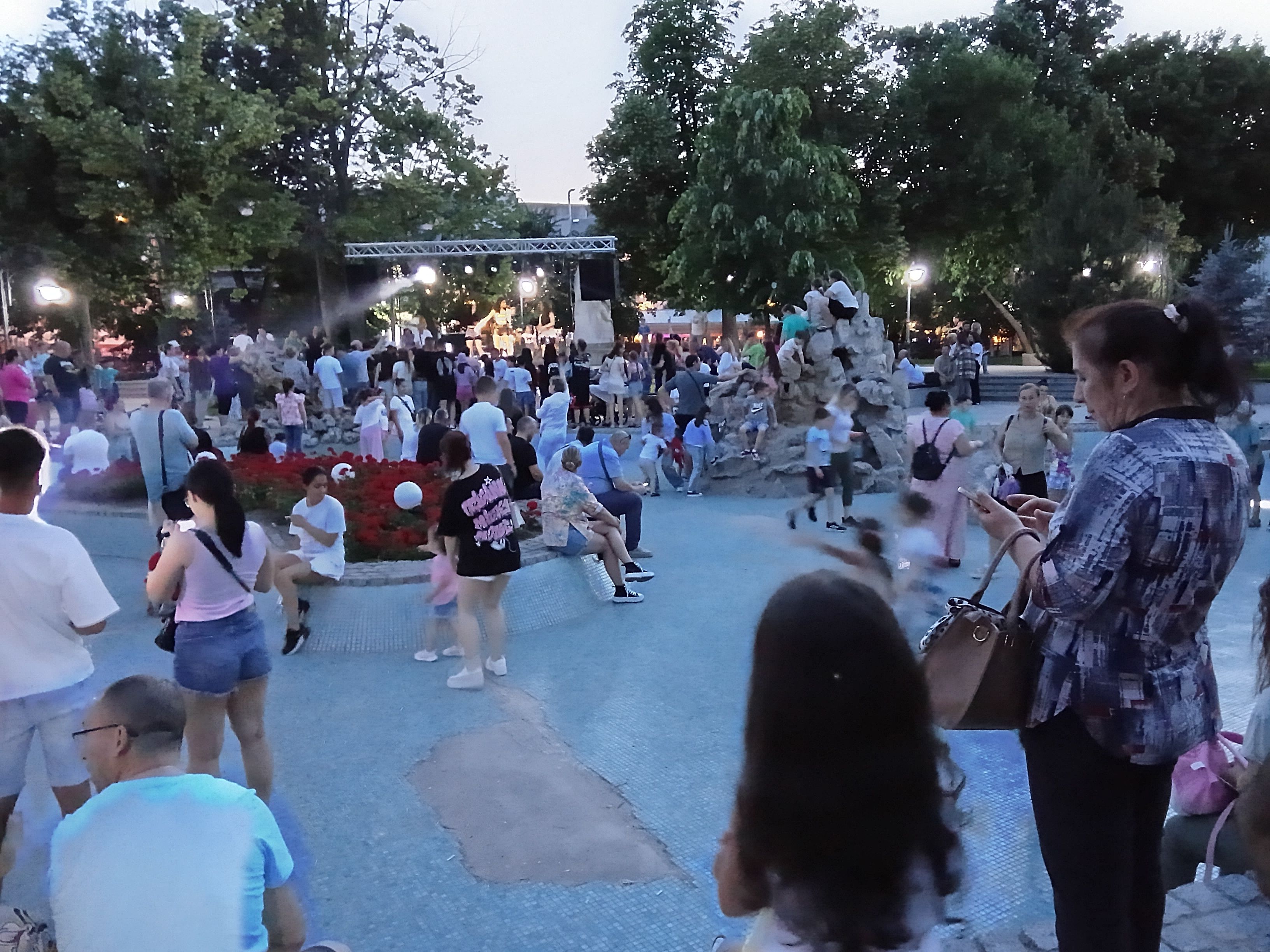 Escaladă, joacă şi dans, în bazinul fântânii arteziene din Parcul „Eminescu” (FOTO)