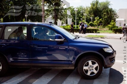 VIDEO: Premierul, atacat cu ouă şi roşii 