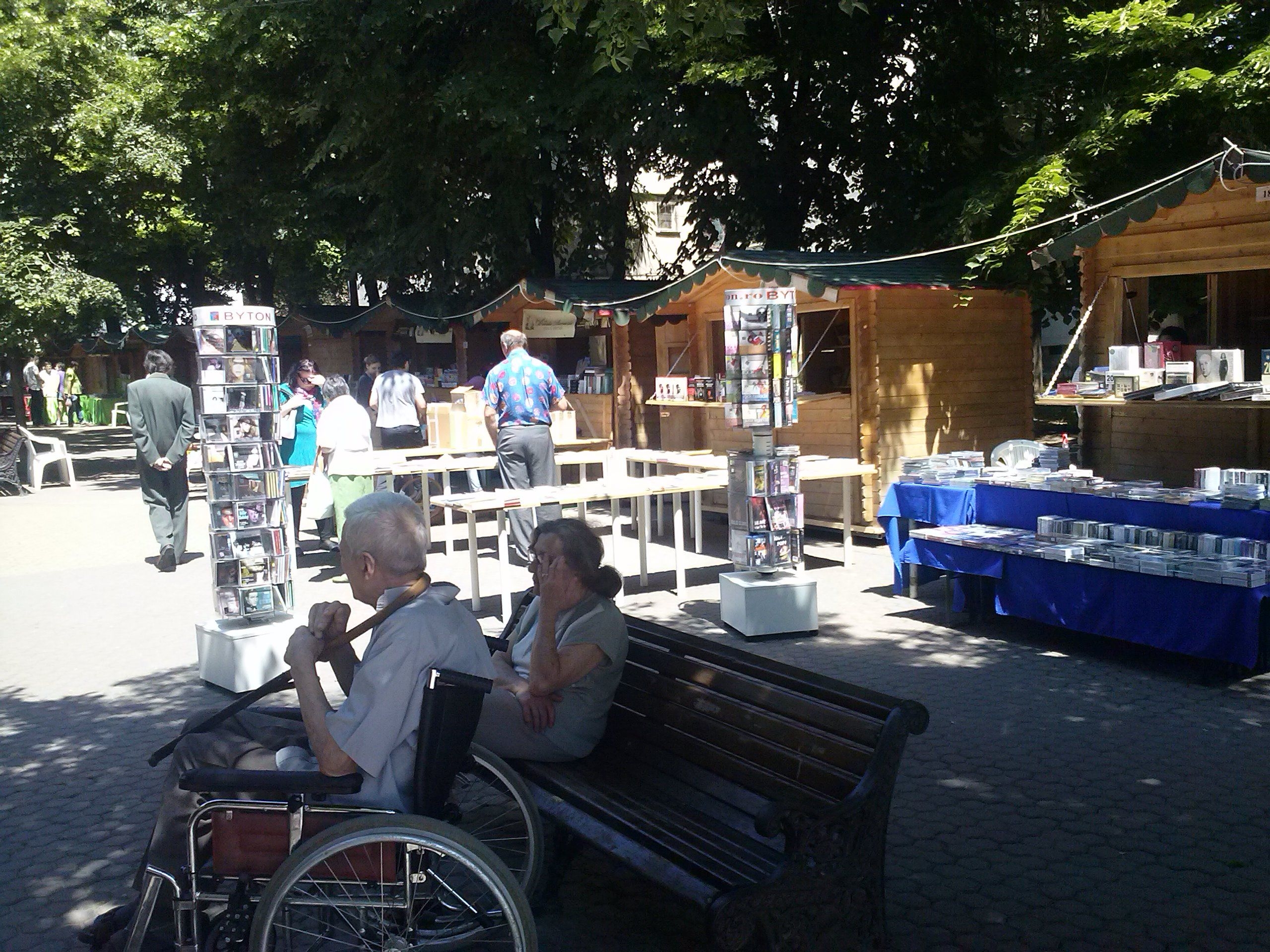 "Axis libri", cu bonus/ Festivalul Cărţii a mai ţinut o zi