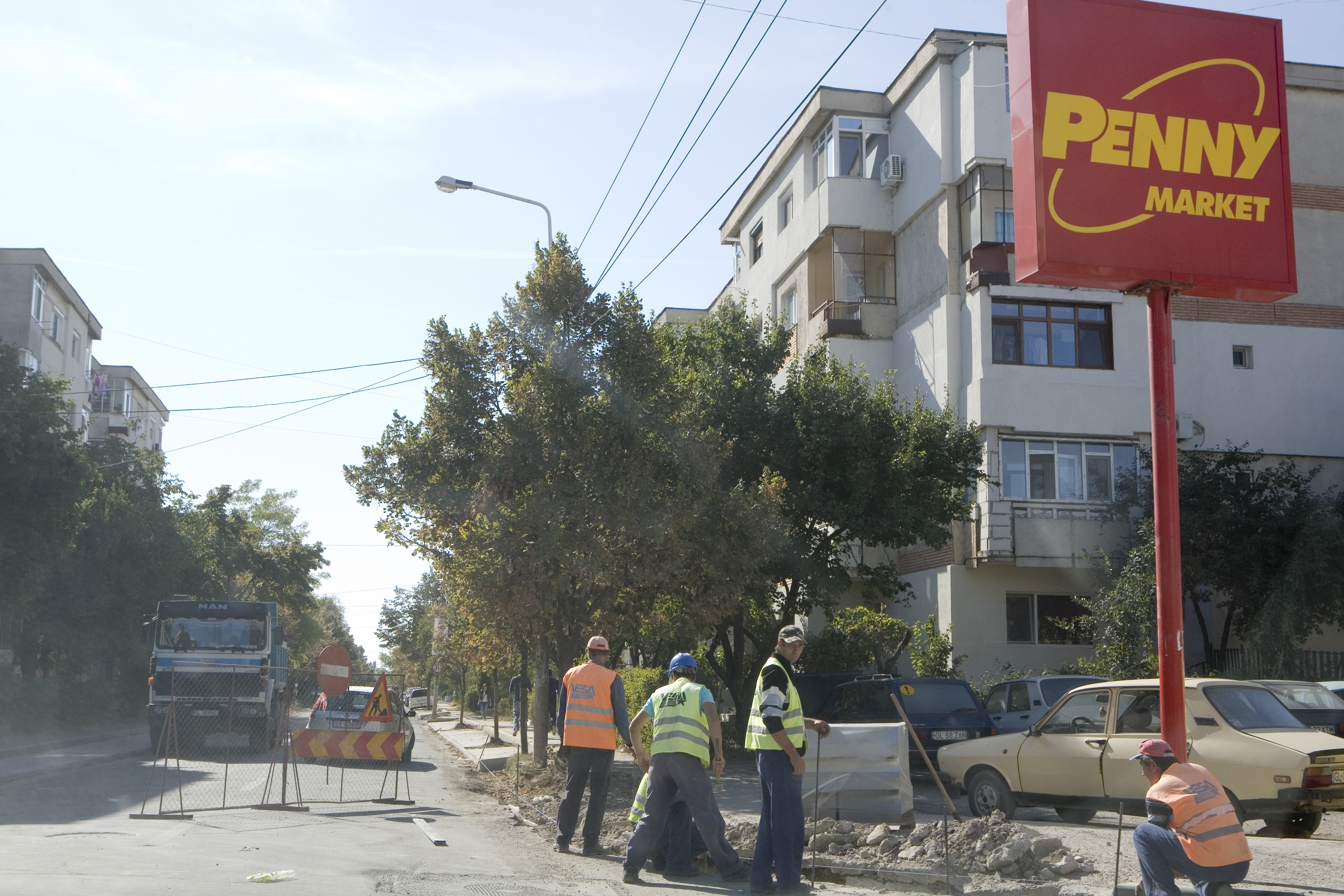 Asfalt şi parcări pe strada Oltului - O lună de restricţii de circulaţie 