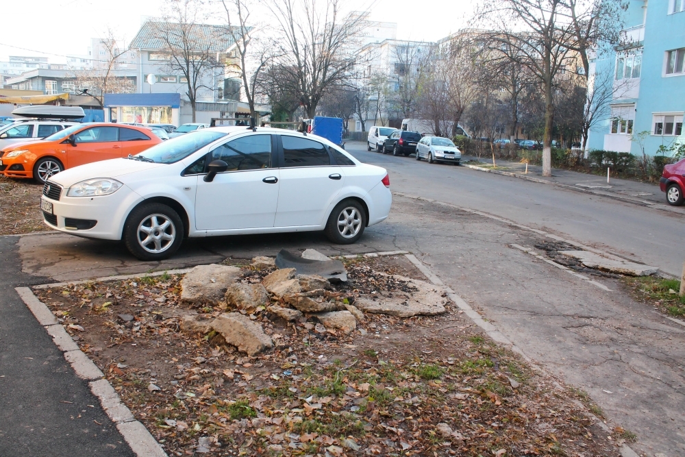 Oamenii din Micro 20 bat de câţiva ani „la poarta surdului”