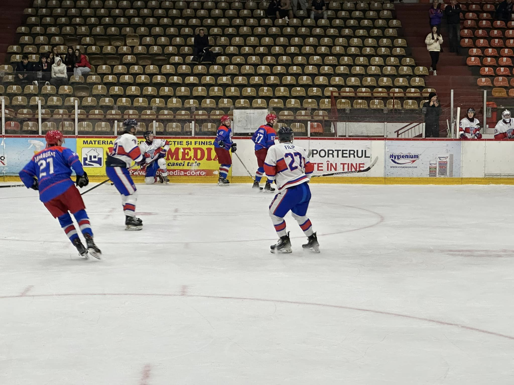 Confruntare lipsită de emoții, atât pe gheață, cât și în tribune