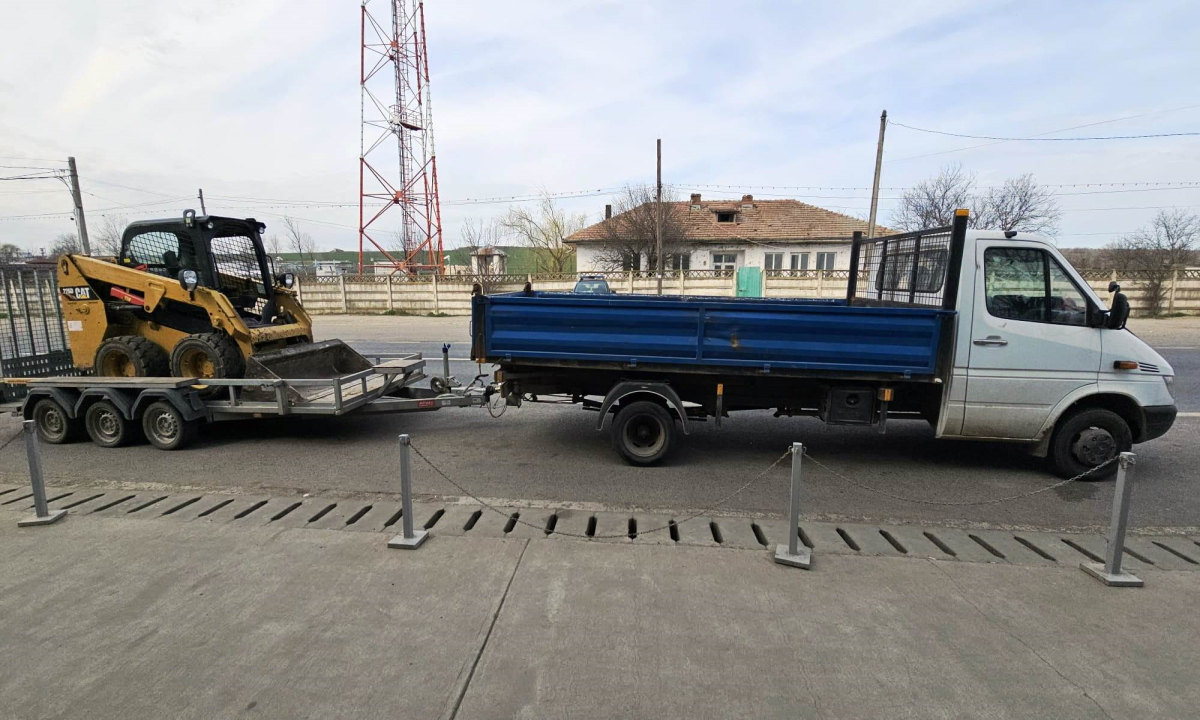 Prins la volanul unei camionete, deşi n-avea dreptul să o conducă