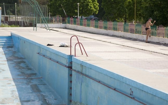 Parcurile şi ştrandurile din Galaţi, pline de pericole, nu distracţie