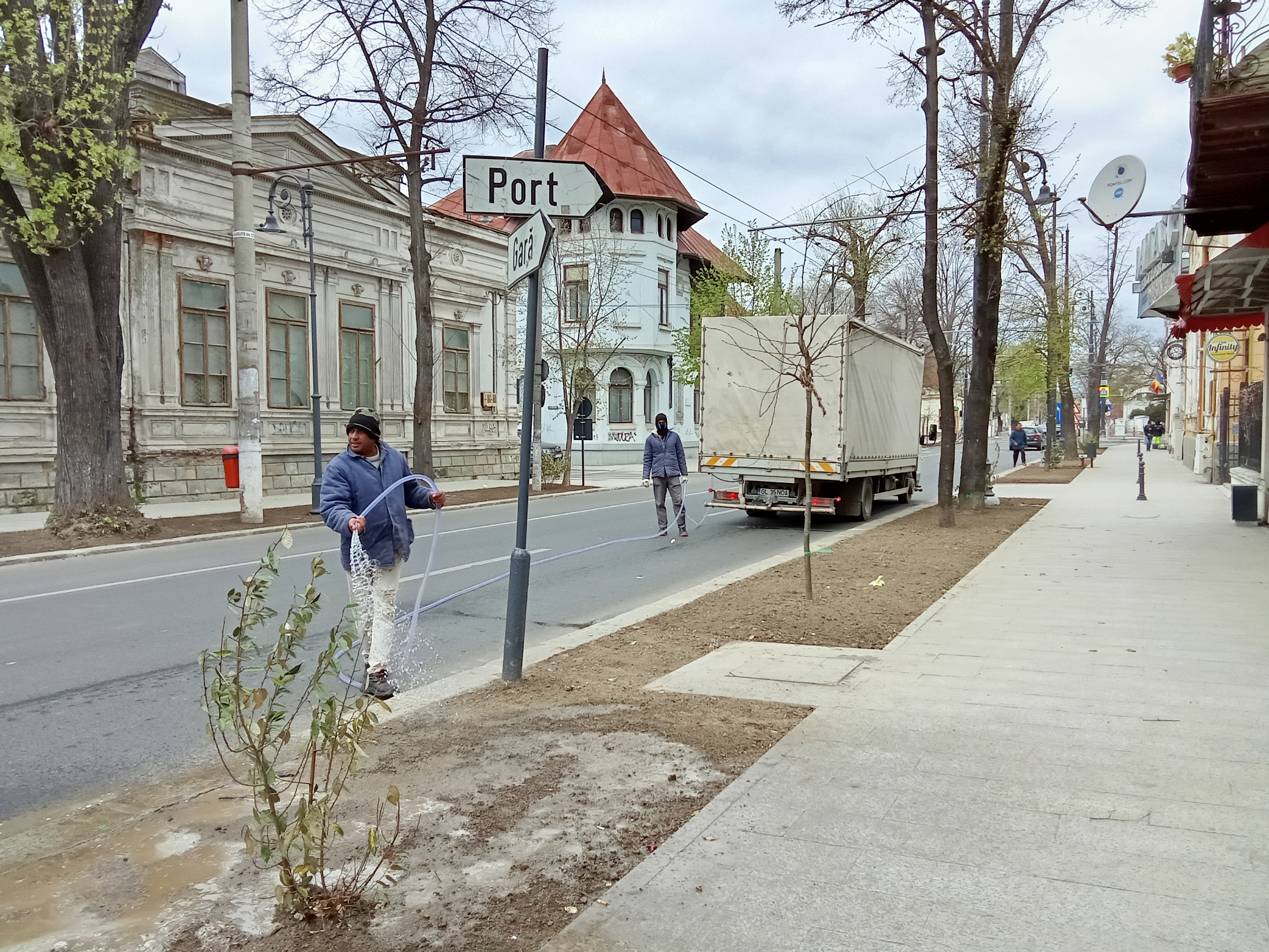 Poza zilei. Spațiile verzi de pe Domnească, udate cu... camionul