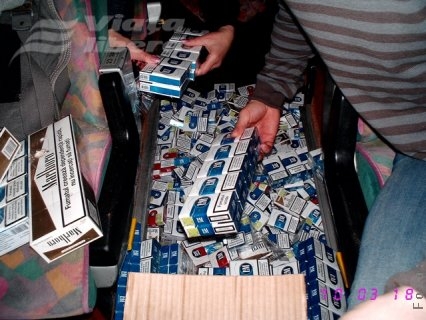 Nu pod de flori, ci podea de ţigări