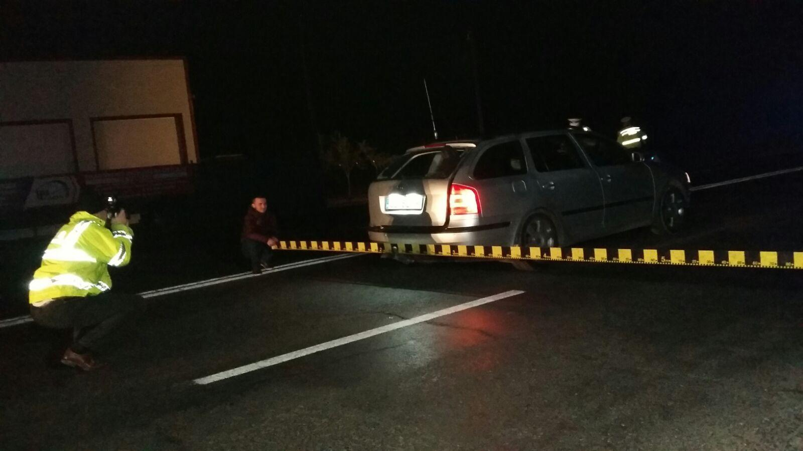 Răniţi grav după ce au intrat cu maşina într-un copac