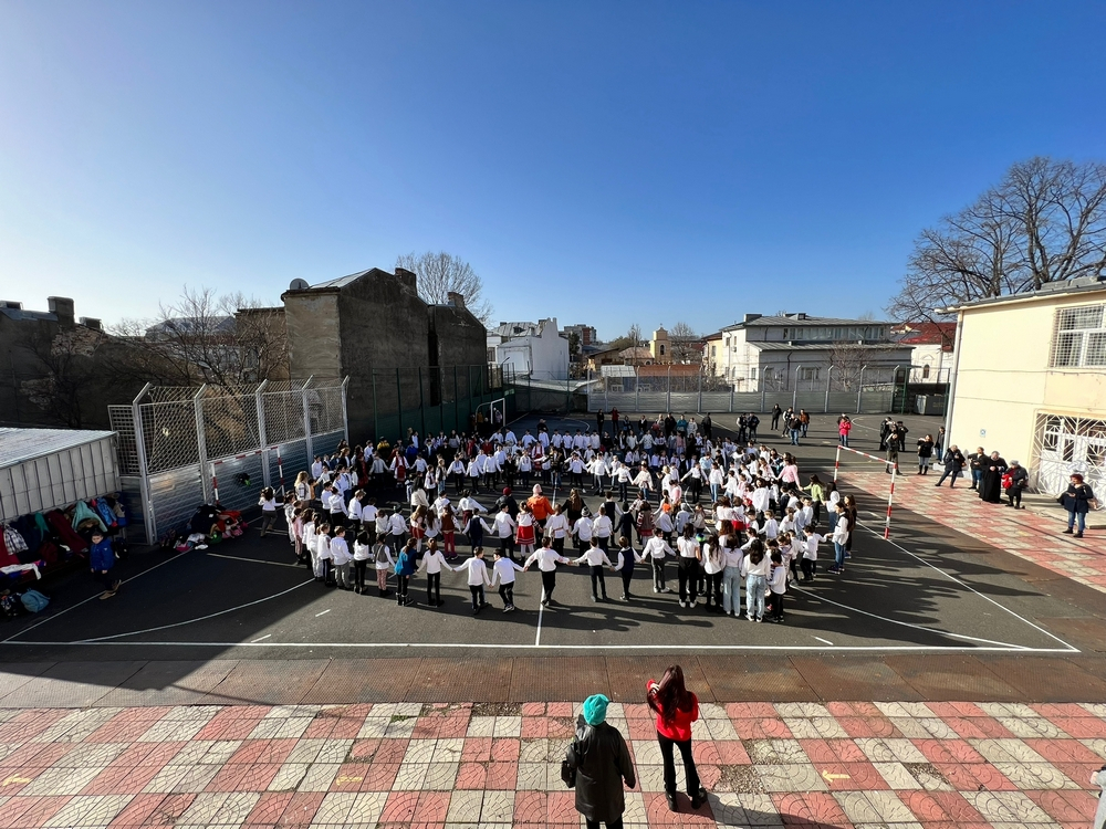 Elevii și profesorii Școlii 25 au dat mână cu mână în Hora Unirii (VIDEO)