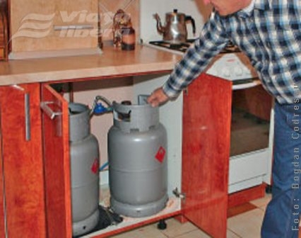 De ce ţopăie buteliile când văd comisari