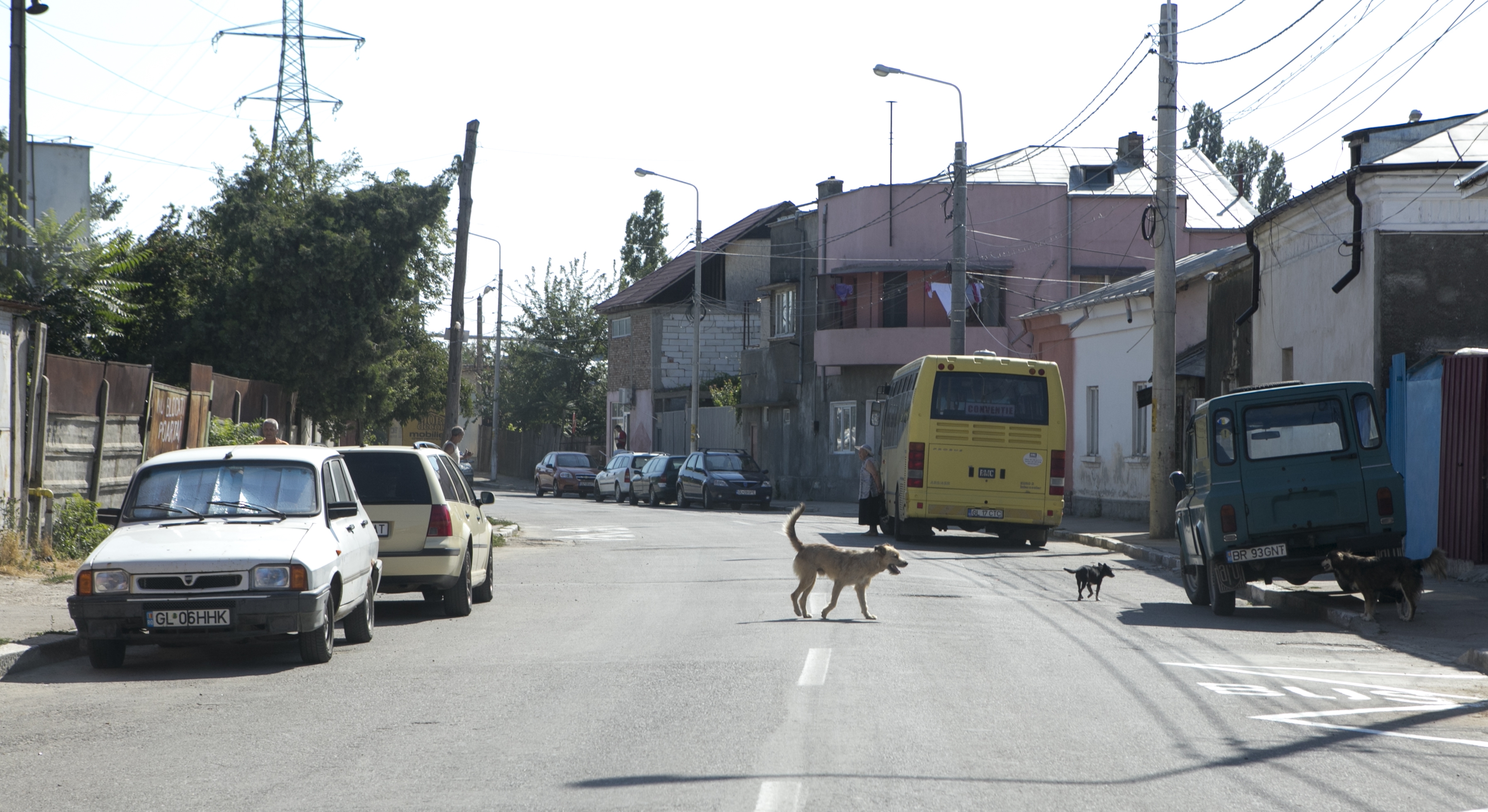 Lângă autogară, în aşteptarea civilizaţiei. Speranţe printre ruine şi străzi desfundate (FOTO)
