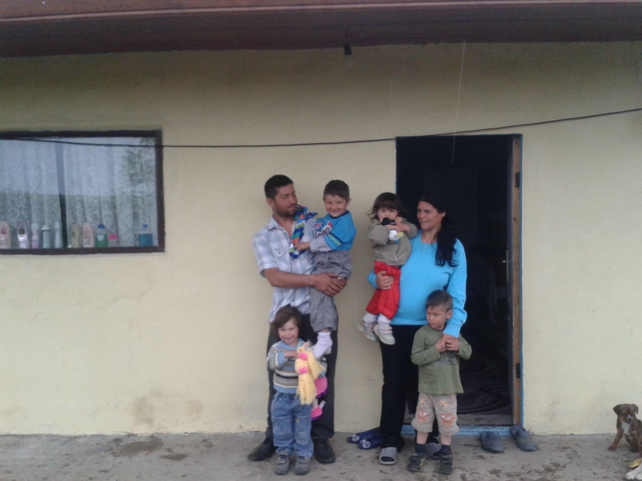 În urma campaniei derulate de "Viaţa liberă"/ Familia Pârvu şi-a reconstruit căsuţa