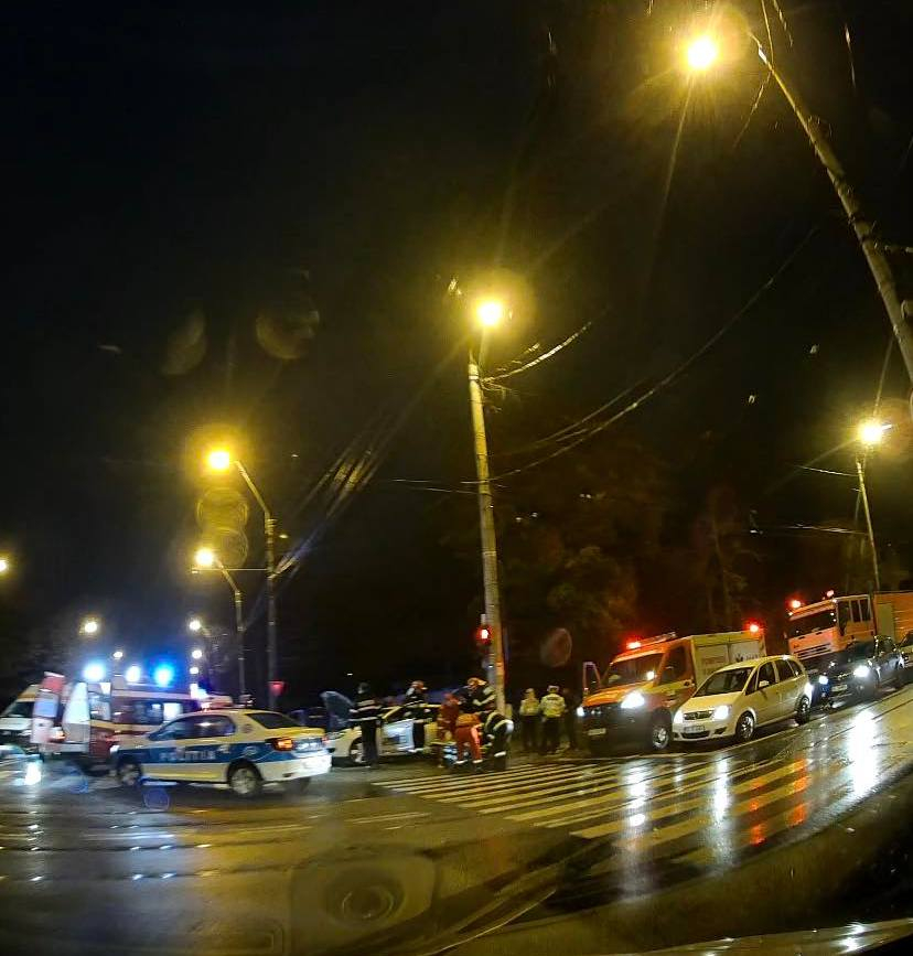 Patru răniţi într-un impact din intersecție