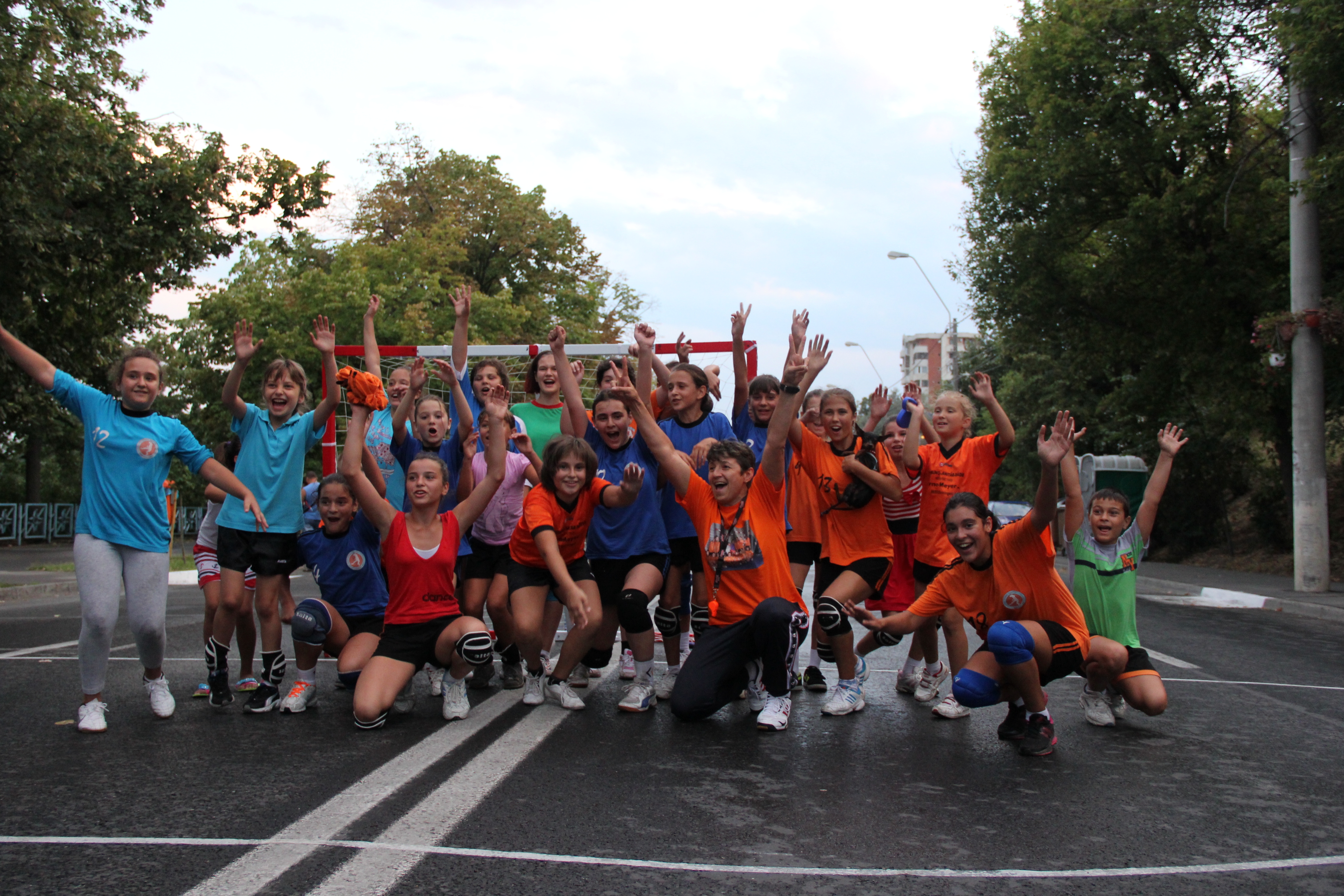 FOTO/ Pledoarie pentru mişcare: Handbal în mijlocul bulevardului, la Galaţi