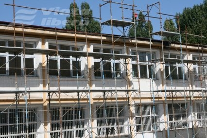 Elevii de la Şcoala Nr. 26 învaţă în bejenie 