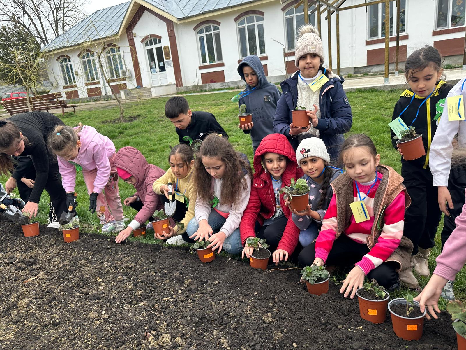 Cercetașii Prutului - observatori în luncă și lideri în grădina școlii