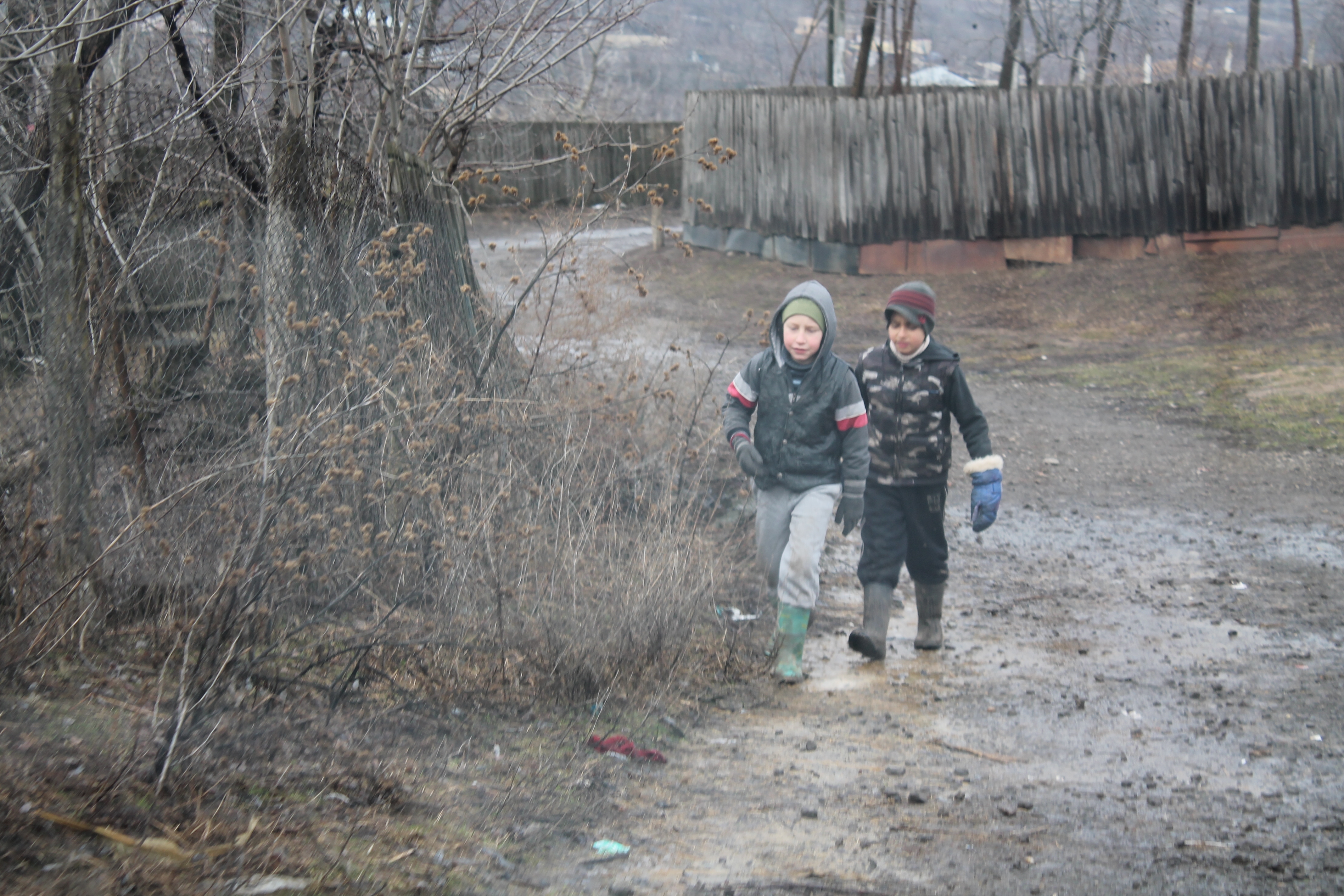 APĂRARE CONTRA INUNDAŢIILOR doar pe hârtie. N-au învăţat nimic din CATASTROFA soldată cu TREI MORŢI