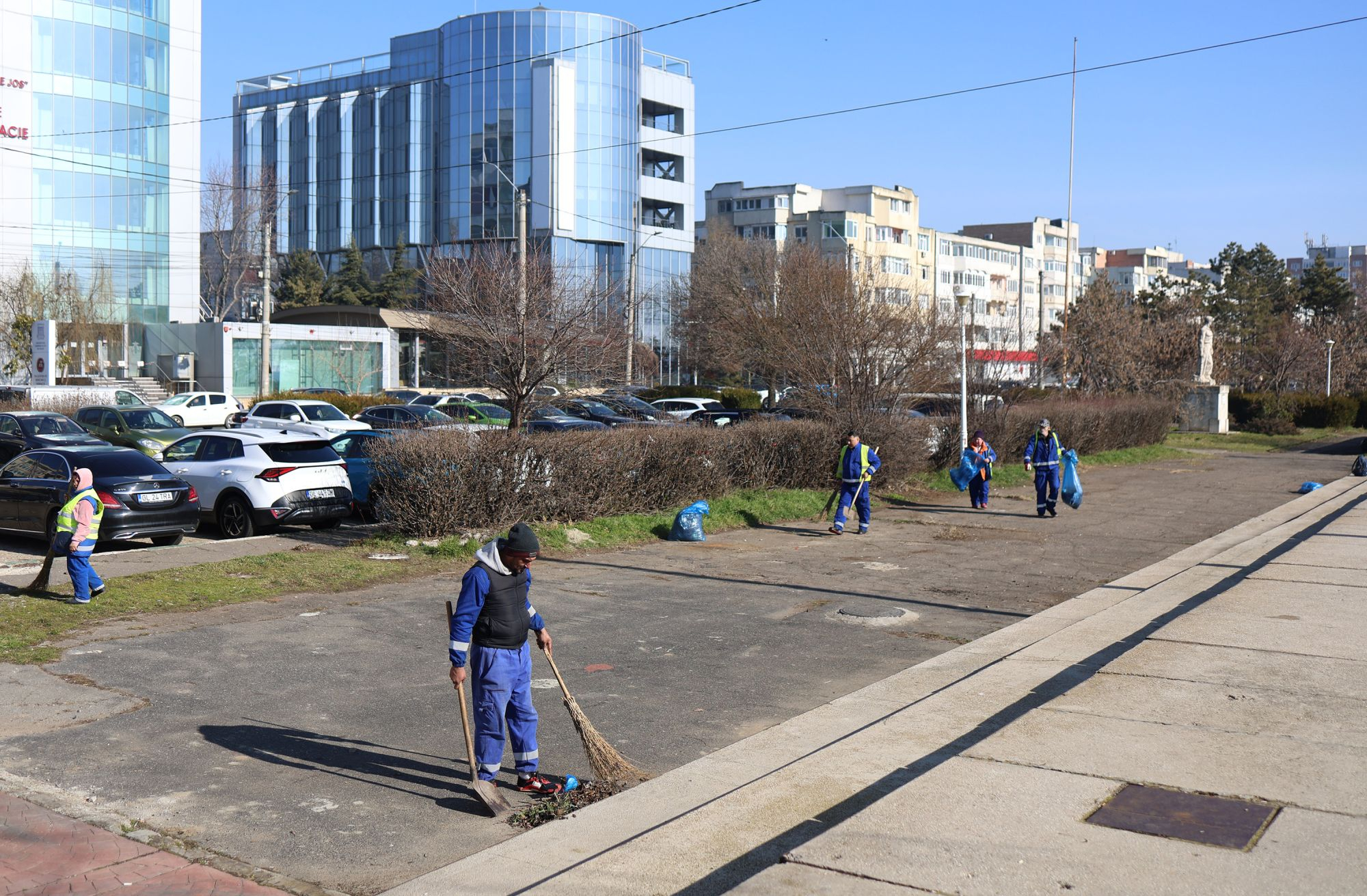 Primăria a dat startul curățeniei de primăvară în Galați