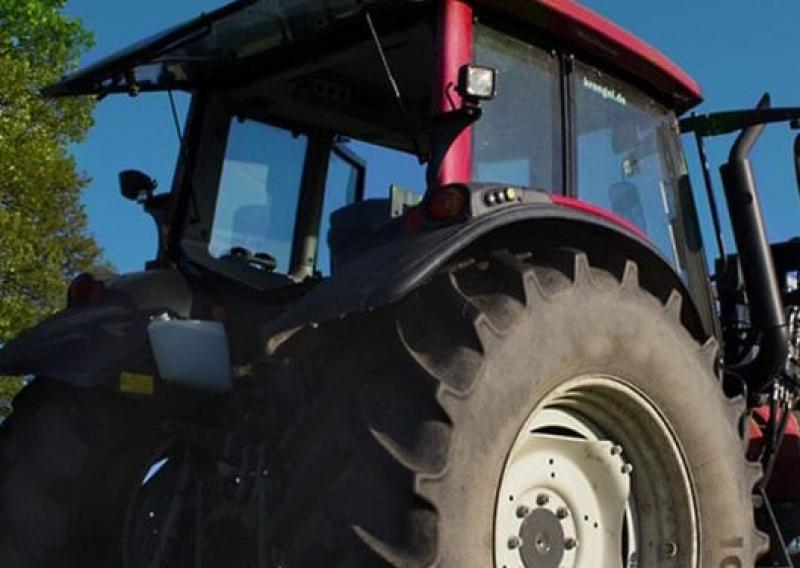 A căzut de pe tractor