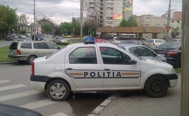 Bătrână la spital după ce a fost lovită de o maşină a Poliţiei
