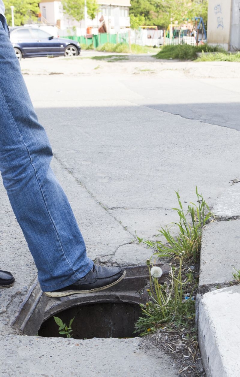 GALERIE FOTO / Capcane la tot pasul: Micro 20, cartierul canalizărilor fără capac