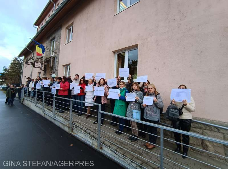 Angajați din mai multe instituții publice cer mărirea salariilor