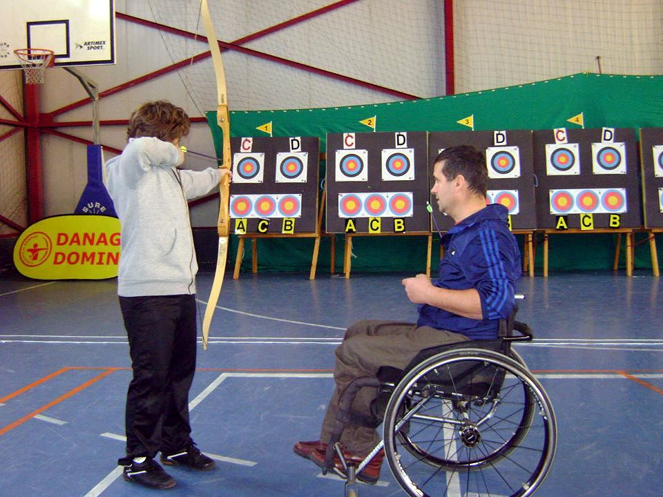 La Galaţi, concurs de tir cu arcul pentru elevi şi persoane cu dizabilităţi