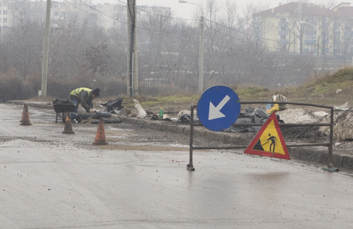 În Micro 39 C, trotuarele şi străzile, pline de gropi 