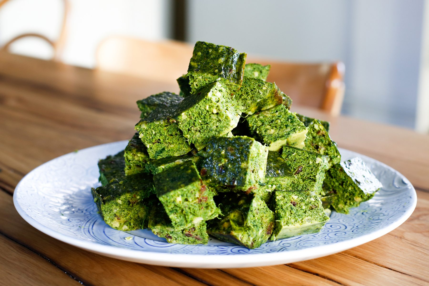 „Frittata” persană kuku sabzi, cu multe verdeţuri