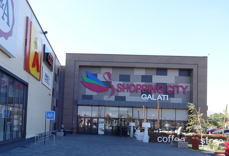 Românii petrec la mall trei ore și jumătate și cheltuiesc 370 de lei la o vizită