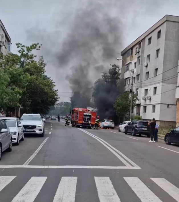 O mașină a luat foc în mers, pe o stradă circulată