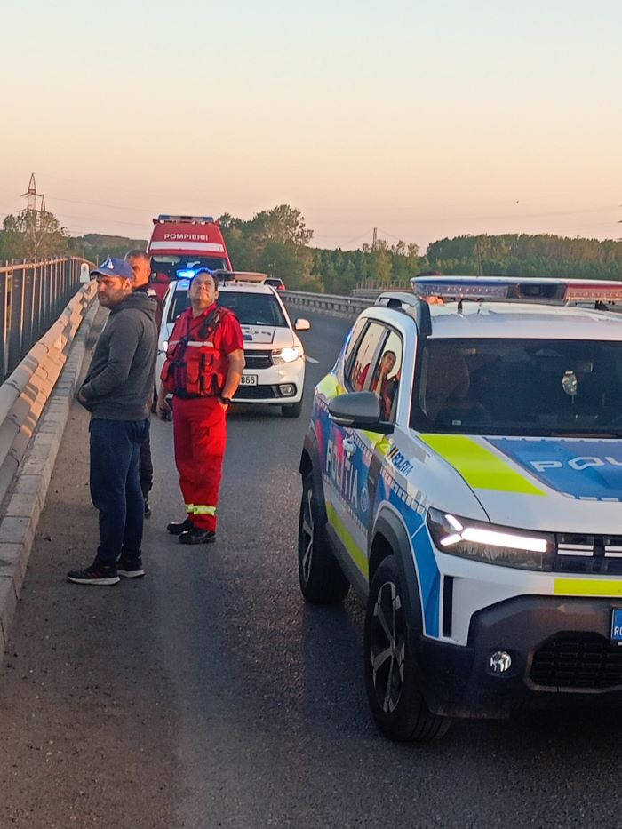 Alertă maximă în jurul podului de la Cantemir. Căutări cu barca și cu elicopterul