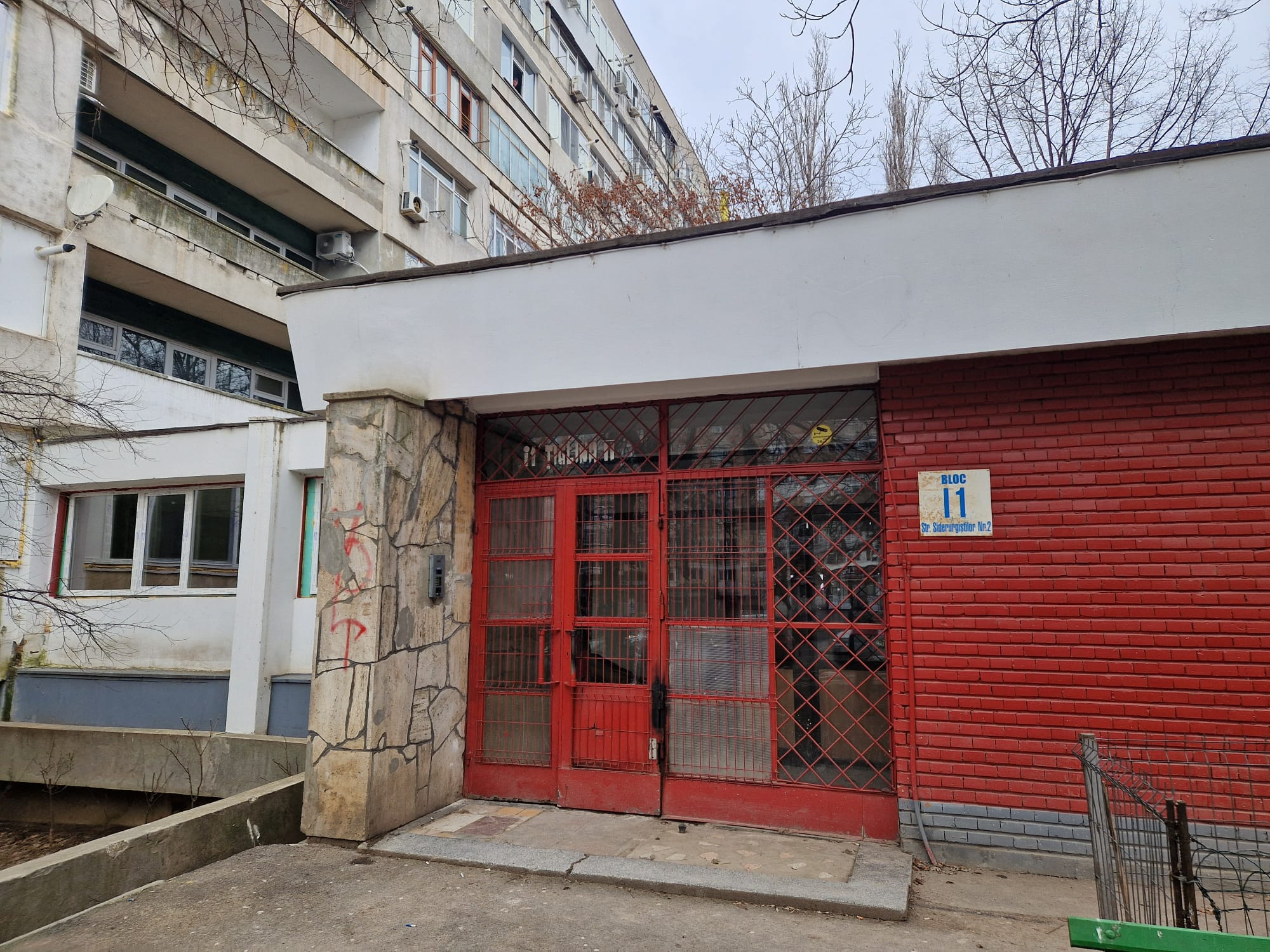 Problema de un metru pătrat care a „inundat” liniștea unui bloc (VIDEO)