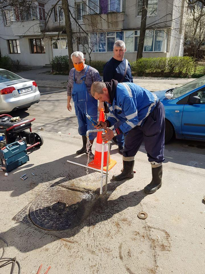 Gălăţenii din ”ghetouri” au apă în faţa blocului!
