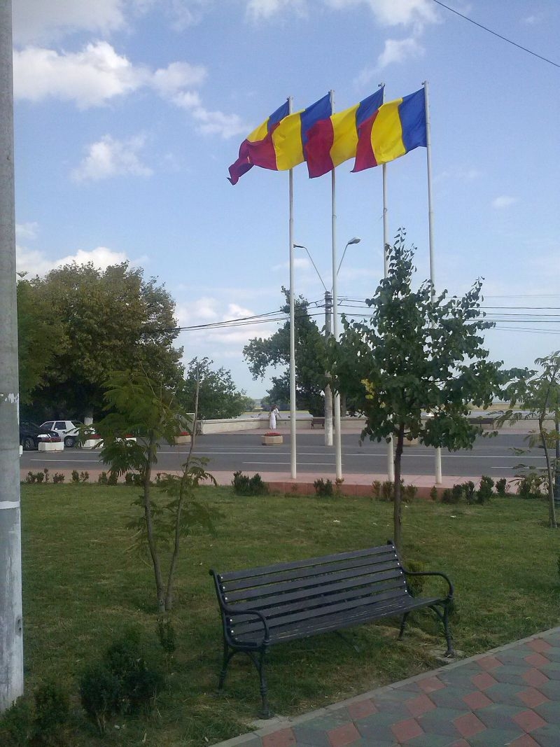 Investiţie mică pentru simboluri mari: Avem steaguri noi în Galaţi
