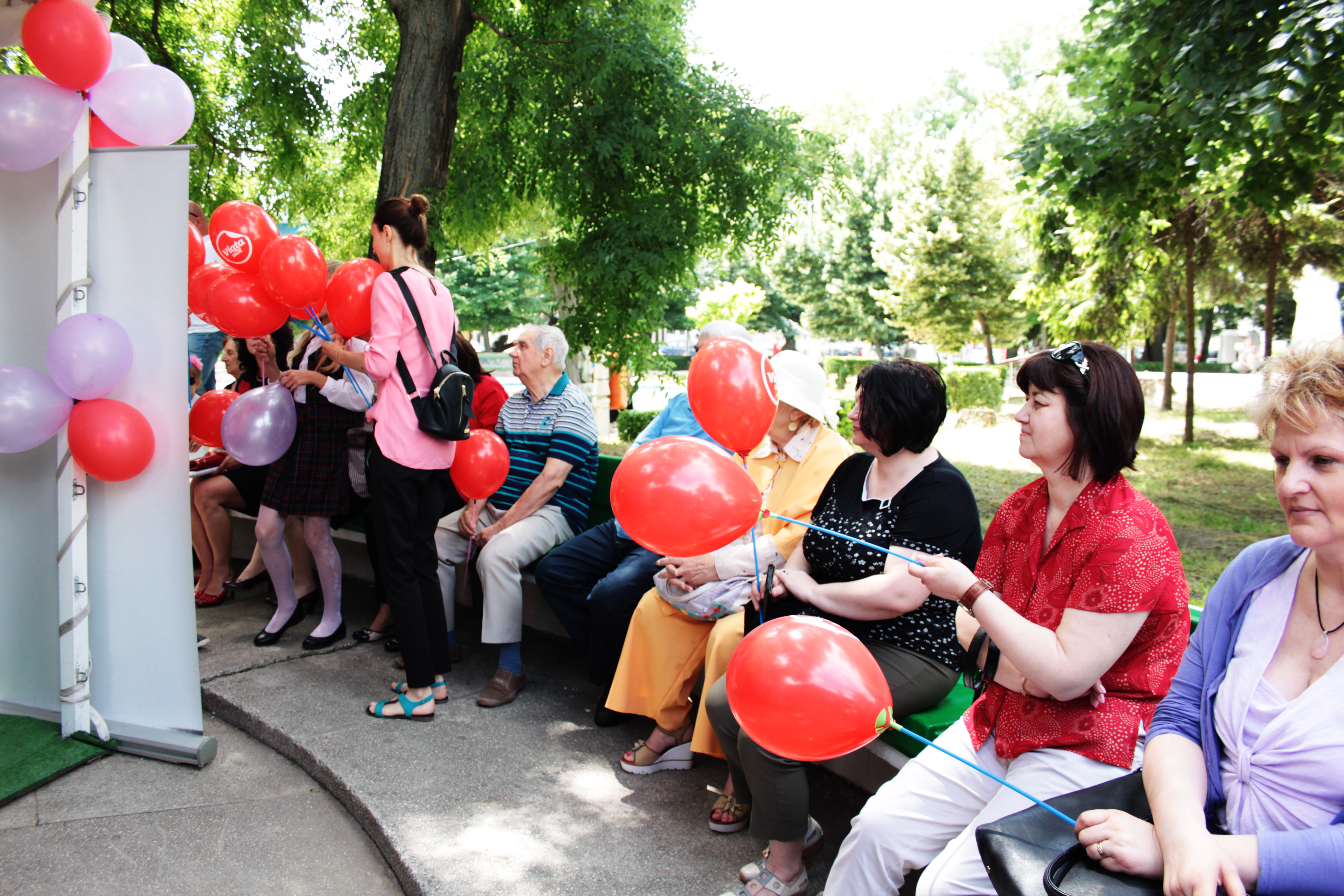 ”Viaţa Liberă” a împărţit baloane la ”Axis Libri”