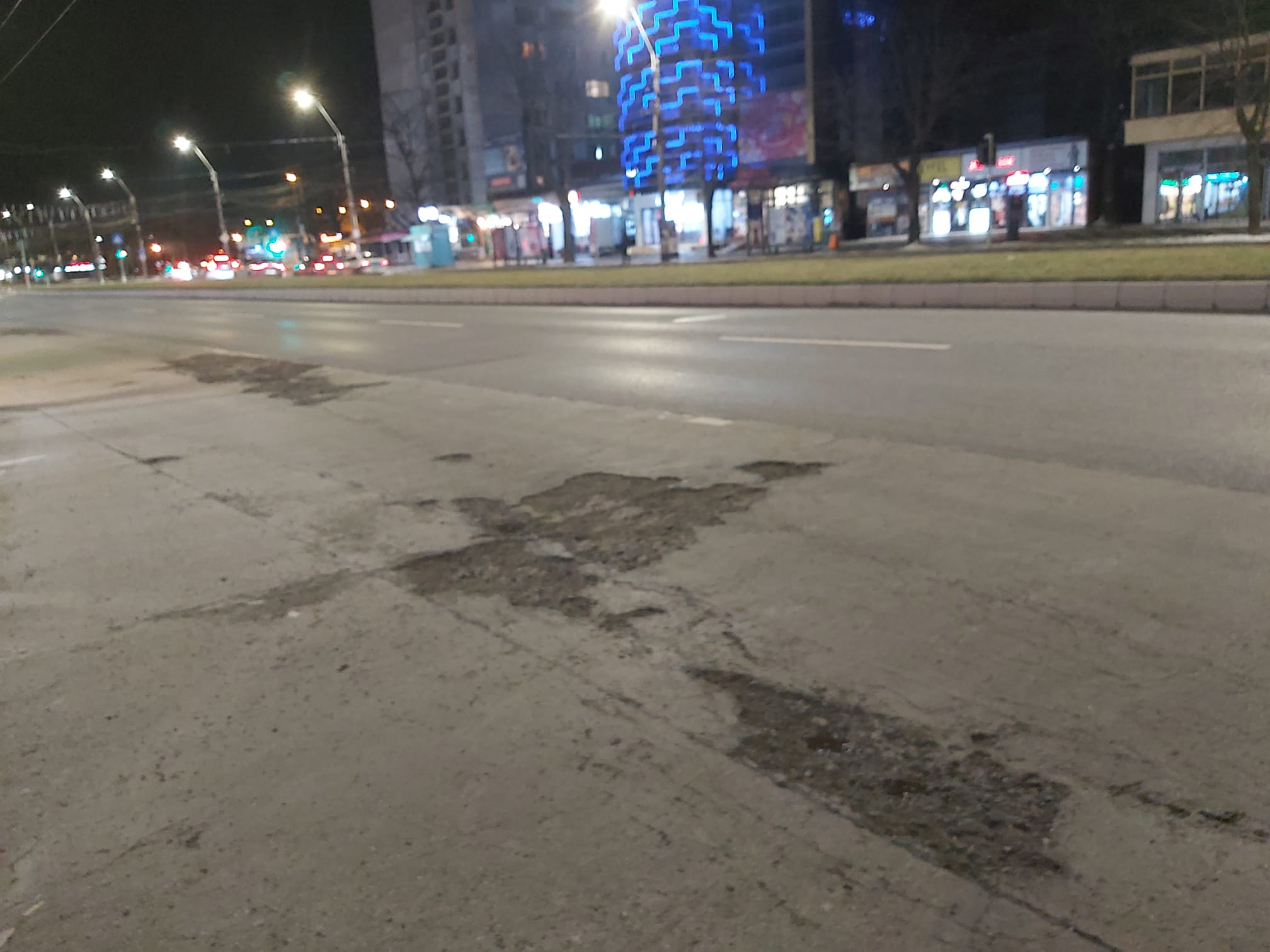 Poza zilei. De nins, n-a prea nins, dar asfaltul e deja împuşcat