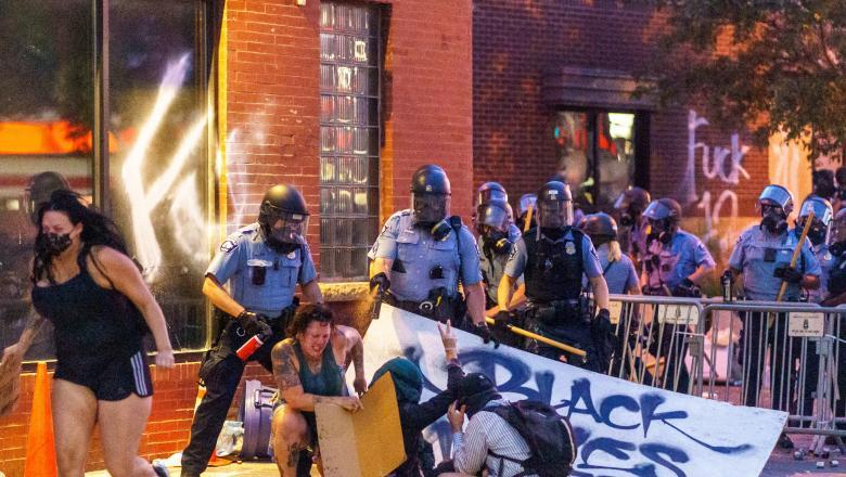 Proteste violente în Minneapolis